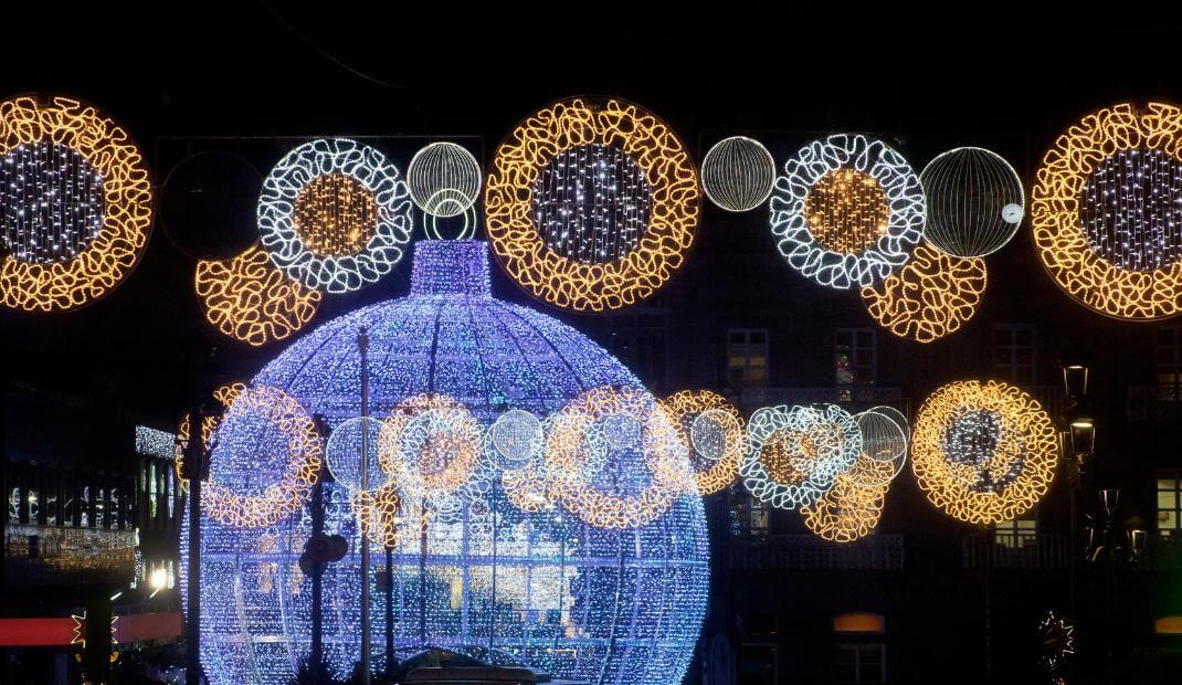 Navidad en Vigo con Adorno de bola de navidad con luces