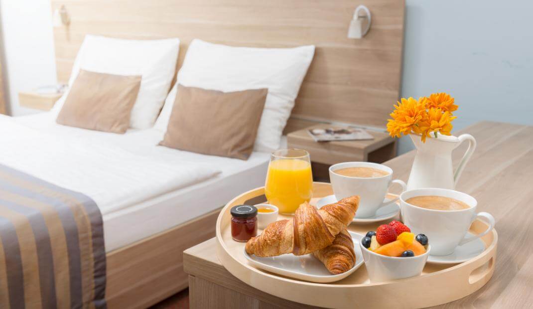 Habitación de hotel con desayuno en cama