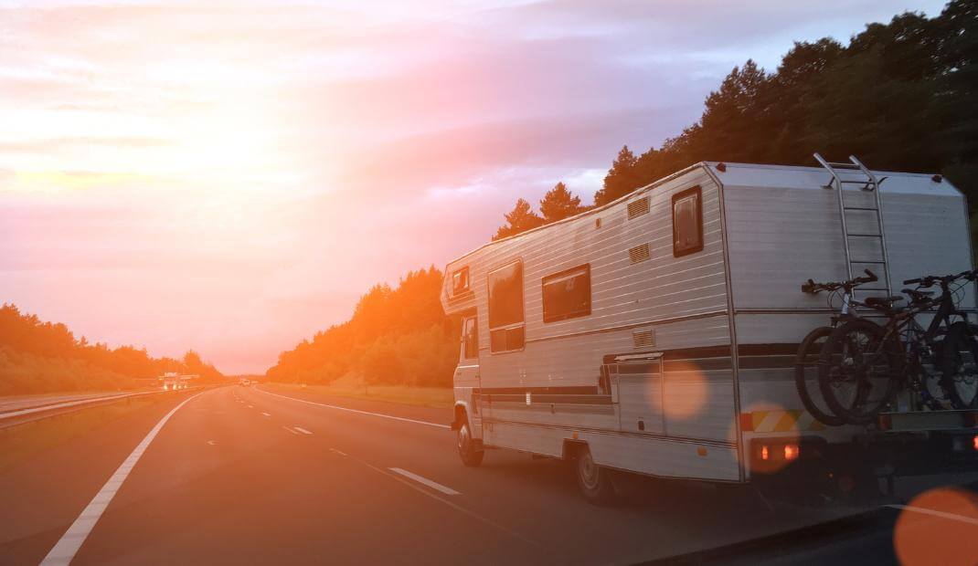Autocaravana por carretera al atardecer