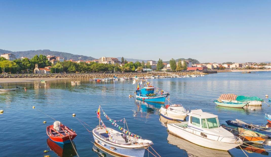 Puerto de Cangas con barcos
