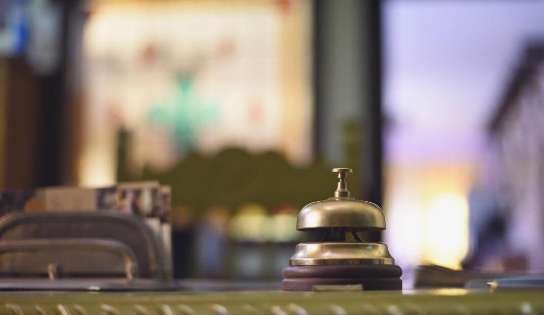 Timbre antiguo en recepción de hotel