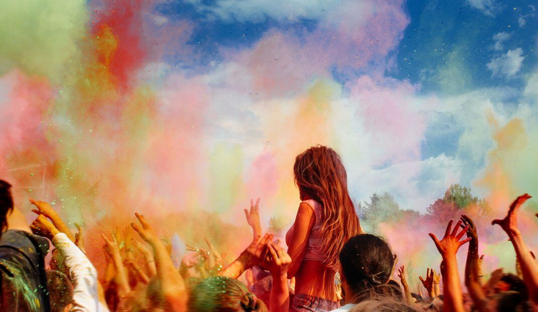 Personas disfrutando de la carrea Holi Run