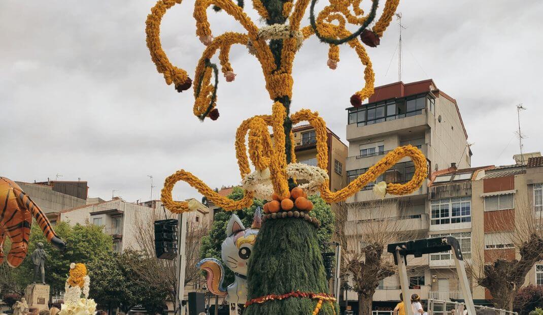 farola adornada con flores y hojas