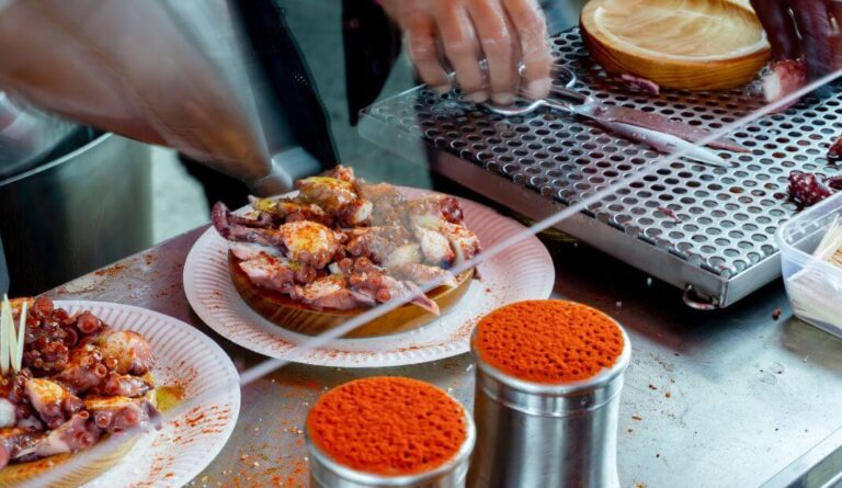 persona elaborando una tapa de pulpo a la gallega